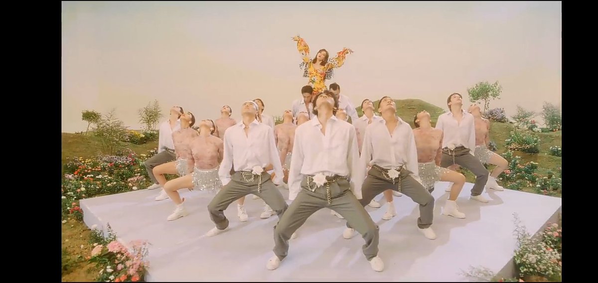 MIMHYUNA's tweet photo. ฮยอนอาคือดีมากกกเพลงคือเริ่สเอ็มวีสวยร้องแร๊ปผสมกันลงตัวท่าเต้นแข็งแรงเอ็มวีเซ็กซี่ถึงแม้จะแต่งตัวไม่ค่อยเซ็กซี่แต่ก็เซ็กซี่อยู่ดีอินเนอร์ควีนนำมากนี้แหละเรียกว่า เซ็กซี่ควีนท่วงบัลหลังลูกนกหลบไปนางพญาจะเดิน😍😍😍#hyuna #FLOWERSHOWER https://t.co/qtTSgGAPXQ