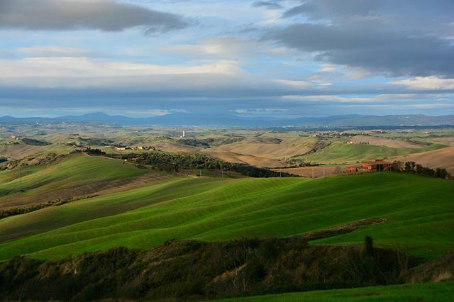 LeCreteSenesi's tweet photo. Panorami autunnali nelle Crete Senesi. 
#cretesenesi #toscana https://t.co/oAU471gpI0 https://t.co/4pfzzADNqg