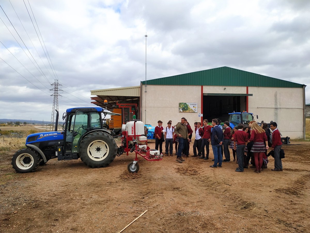 CordobaCiencia's tweet photo. @ColegioAlauda @FMarquezUCO @ETSIAMCordoba el alumando del Colegio Trinidad también estuvo en #EspaciosDeCiencia midiendo el índice de vegetación de diferencia normalizada (#NDVI) de las pistacheras de la Finca del Campus de Rabanales y conociendo las últimas tecnologías en Ingeniería Rural 🚜🚜🚜

📸📸@Vguticas https://t.co/BsY4AtFlSl