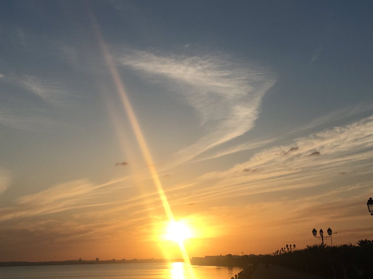 SarahAnouar's tweet photo. #Sunset & #MoonShift https://t.co/YQTJwQX1SH