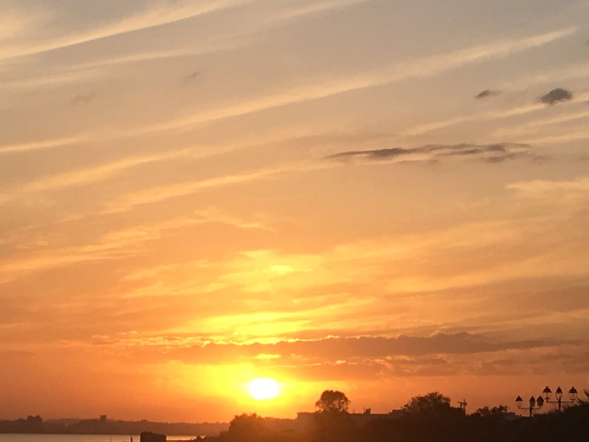 SarahAnouar's tweet photo. #Sunset & #MoonShift https://t.co/YQTJwQX1SH