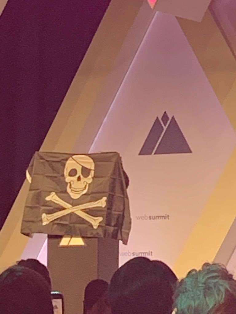 Le pouvoir inchangé d’une marque de 1729 🏴‍☠️ Des goodies à la culture #Corporate, tout y était! <a href="/WebSummit/">Web Summit</a> #creatiff #WebSummit2019 @GroupeJouve