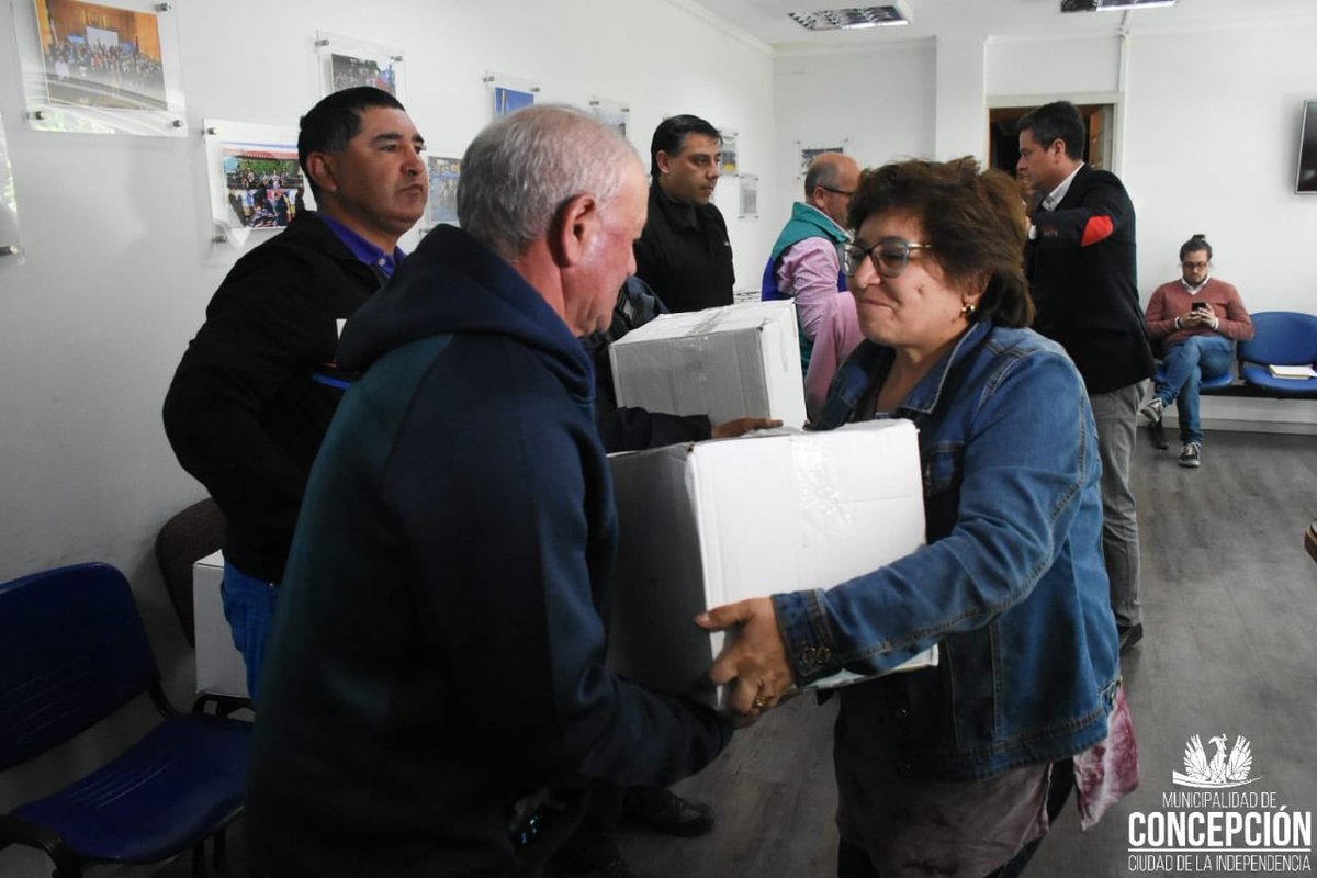 Muni_Concepcion's tweet photo. (1)Aplaudimos las acciones solidarias en #Concepción 👏👏

Hoy el Sindicato de Frutas y Verduras de Concepción, en conjunto con el municipio, hicieron entrega de una canasta de ayuda a miembros del Sindicato de Lustrabotas de Concepción, que ha visto afectado su fuente laboral... https://t.co/dEYpPmScdm