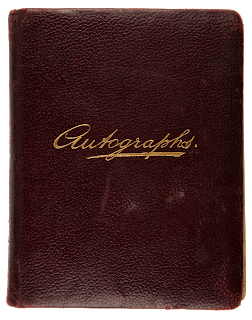 WW1_Diary's tweet photo. Marion Walker, from #Ossett, was a nurse at the White Rose Hopsital nr Wakefield in 1918. In @WFMuseums collections is her autograph book from her time as a nurse. Discover more at https://t.co/vl4ywykmVR 
She was the sister to Pte Clifford Walker who died 5th Nov 1918. https://t.co/m0zRED7I2g