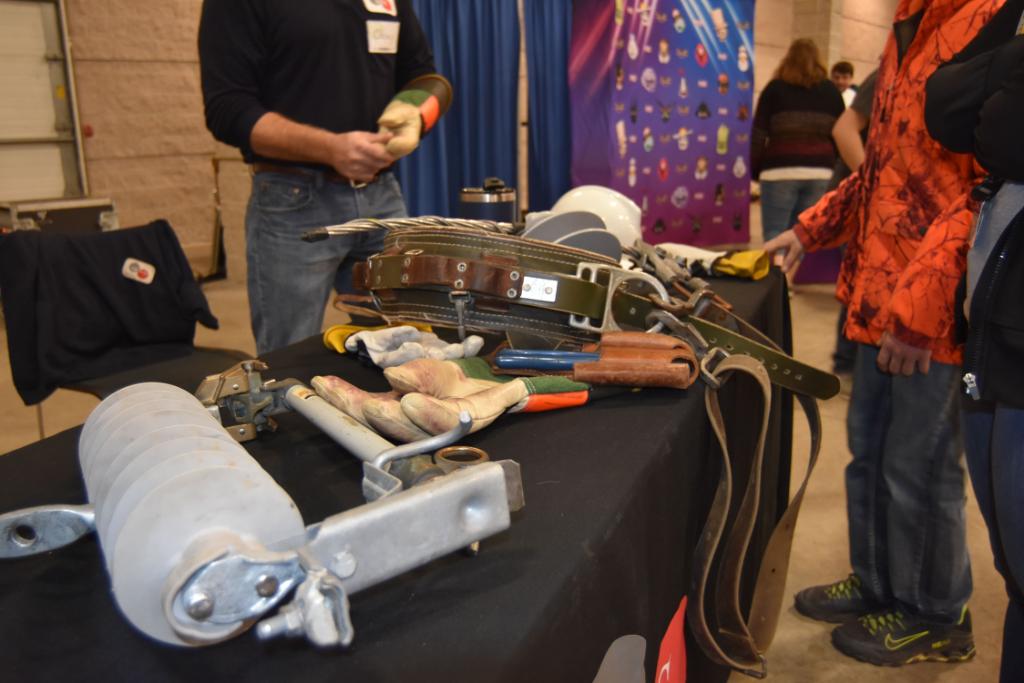 WIPublicService's tweet photo. Weβre excited to partner with @GGBChamber to help northeast WI students by taking part in the Find Your Inspiration Career Expo π·ββοΈ π·ββοΈ. Our employees are helping more than 3,800 students learn about the variety of careers at WPS & throughout the energy industry. #GetIntoEnergyWI https://t.co/0QP1wpSwrX