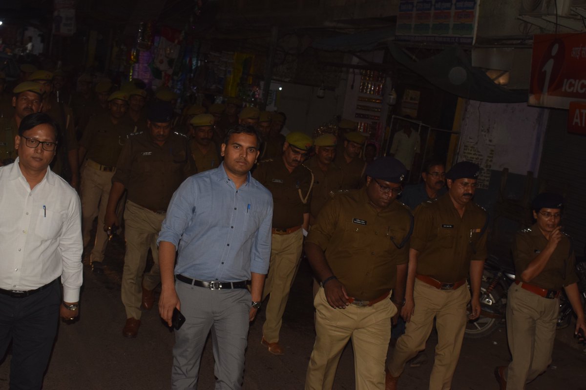 firozabadpolice's tweet photo. फिरोजाबाद-: #DM_FIROZABAD एवं #SP_FIROZABAD द्वारा शहर के मिश्रित आबादी क्षेत्र/ बाजारों में कानून एवं शान्ति व्यवस्था बनाये रखने हेतु फुट पेट्रोलिंग की गयी, साथ ही अपर पुलिस अधीक्षक नगर, क्षेत्राधिकारी नगर, क्षेत्राधिकारी सदर मय पुलिस बल के मौजूद रहे । https://t.co/x5TRUfJIEG