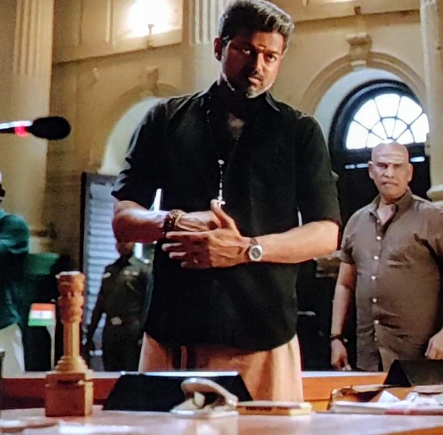 yuva2344's tweet photo. ராயப்பனுக்கு வயசாயிடுச்சி கூப்பிட்டு சொன்னா கேட்டுப்பானு நினைச்சிங்களா 💥 That style, that swag #ThalapathyVijay 💥💥 whole theatre erupts with whistles 👌 for this mass scene!
#bigil #BigilDiwali #BIGILBiggestBBof2019 #BigilBlockbuster https://t.co/w2c3A0FhtG