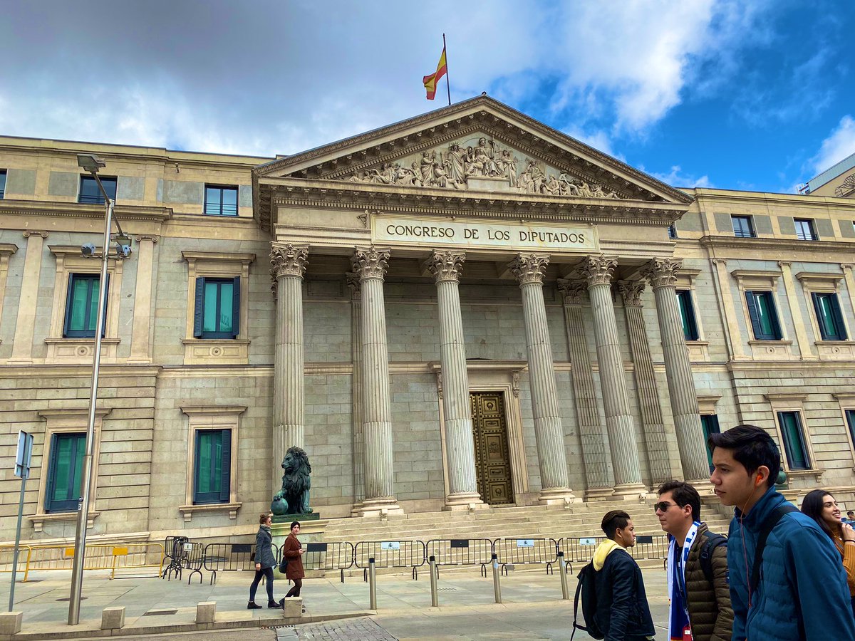 ¿SABÍAS QUÉ? 🇪🇸                                   Han sido las elecciones para presidente del gobierno este pasado Junio, pero al no tener nadie la mayoría de votos y al no ponerse de acuerdo, ¡Han decidido hacer otras elecciones éste domingo 10 de Noviembre! #Elecciones10N 📊⚖️