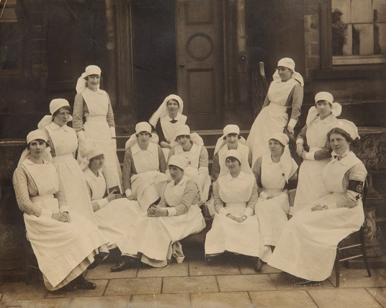 WW1_Diary's tweet photo. Marion Walker, from #Ossett, was a nurse at the White Rose Hopsital nr Wakefield in 1918. In @WFMuseums collections is her autograph book from her time as a nurse. Discover more at https://t.co/vl4ywykmVR 
She was the sister to Pte Clifford Walker who died 5th Nov 1918. https://t.co/m0zRED7I2g