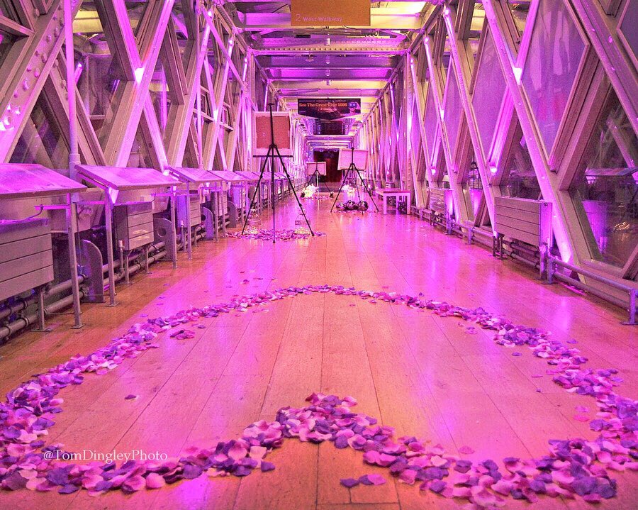 TomDingleyPhoto's tweet photo. Photographed this beautiful set up and proposal at Tower Bridge 💜

📸- @tomdingleyphoto 
💍- @theproposers 
🌸- @bckdropboutique
🏛- @TowerBRGEvents @TowerBridge

More: https://t.co/24vGFtUxcM https://t.co/01qShcDxVL