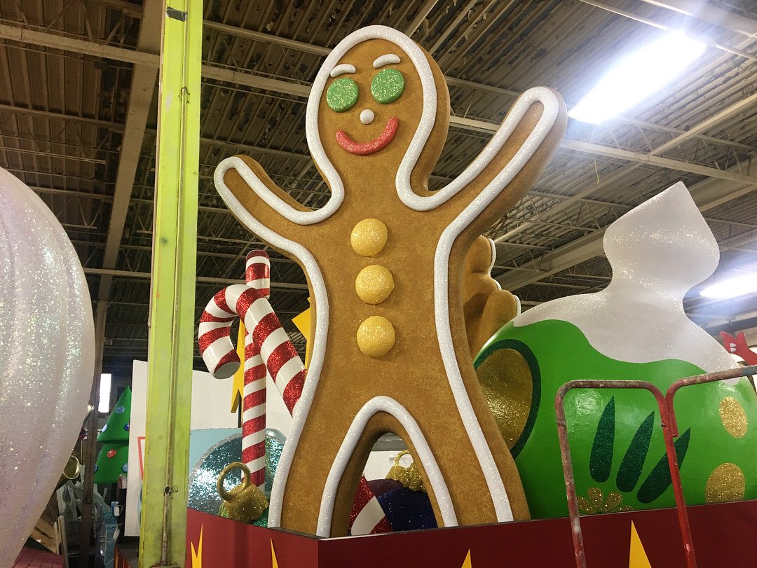 JeeYunTV's tweet photo. Shhh! Sneak peak in Santa’s secret workshop. It’s my 1st time visiting this magical place. I think green is my colour. #SantaClaus is coming to town Nov 17 starting 12:30 pm. The 115th @TOSantaParade will start at Bloor/Parliament NOT Bloor/Christie #santaclauseparadeto #toronto https://t.co/MuDXMqSRPC