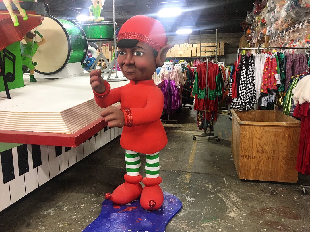 JeeYunTV's tweet photo. Shhh! Sneak peak in Santa’s secret workshop. It’s my 1st time visiting this magical place. I think green is my colour. #SantaClaus is coming to town Nov 17 starting 12:30 pm. The 115th @TOSantaParade will start at Bloor/Parliament NOT Bloor/Christie #santaclauseparadeto #toronto https://t.co/MuDXMqSRPC