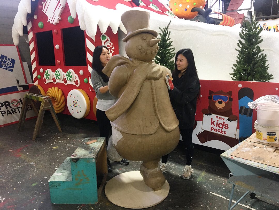 JeeYunTV's tweet photo. Shhh! Sneak peak in Santa’s secret workshop. It’s my 1st time visiting this magical place. I think green is my colour. #SantaClaus is coming to town Nov 17 starting 12:30 pm. The 115th @TOSantaParade will start at Bloor/Parliament NOT Bloor/Christie #santaclauseparadeto #toronto https://t.co/MuDXMqSRPC