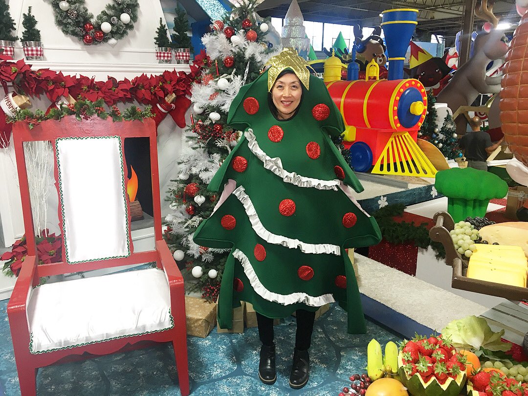 JeeYunTV's tweet photo. Shhh! Sneak peak in Santa’s secret workshop. It’s my 1st time visiting this magical place. I think green is my colour. #SantaClaus is coming to town Nov 17 starting 12:30 pm. The 115th @TOSantaParade will start at Bloor/Parliament NOT Bloor/Christie #santaclauseparadeto #toronto https://t.co/MuDXMqSRPC