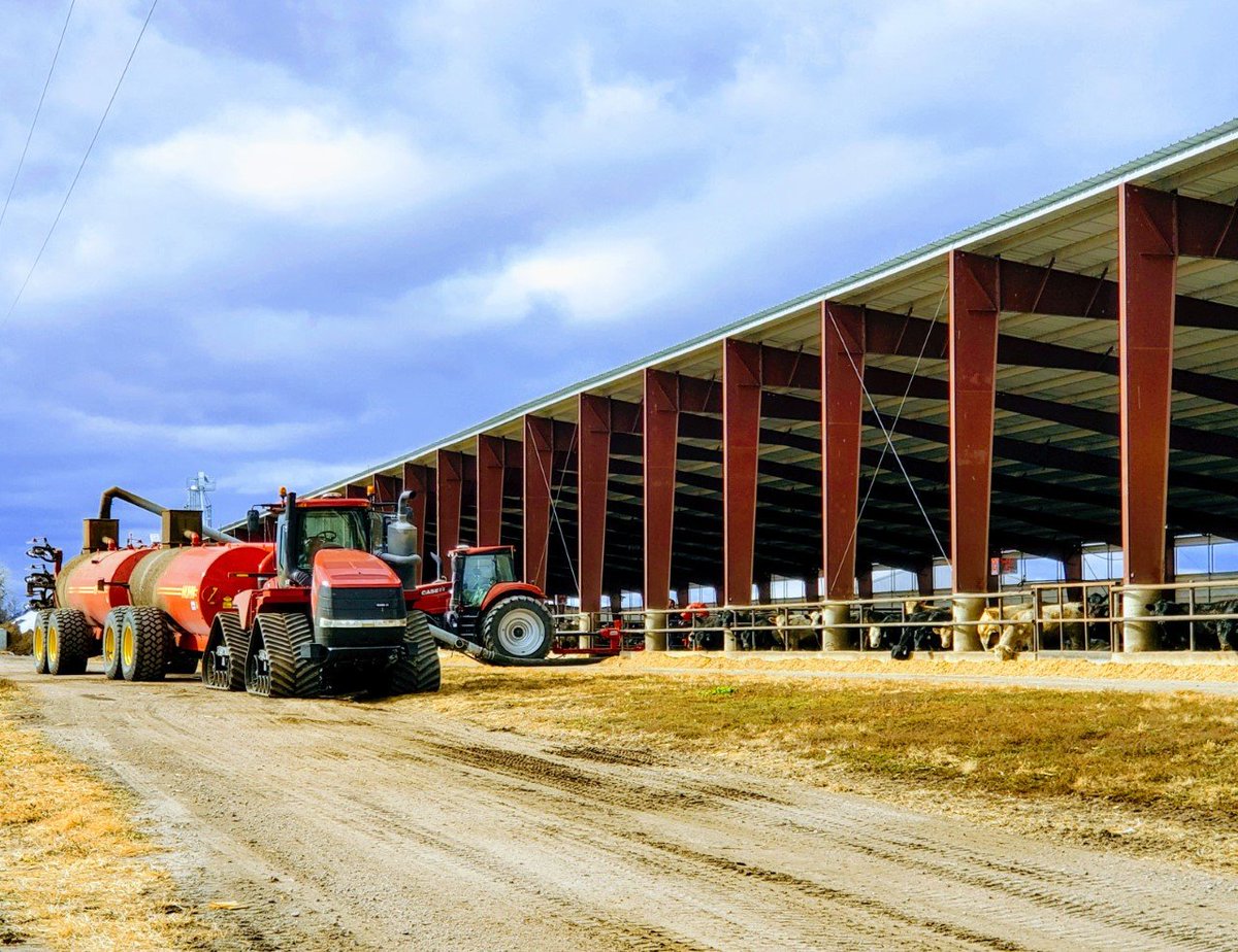 nutrientadvisor's tweet image. &apos;Tis the season to start squeezing the green! 💩💪🤑 #fallapplication #manurefertilizer #maximizingresources