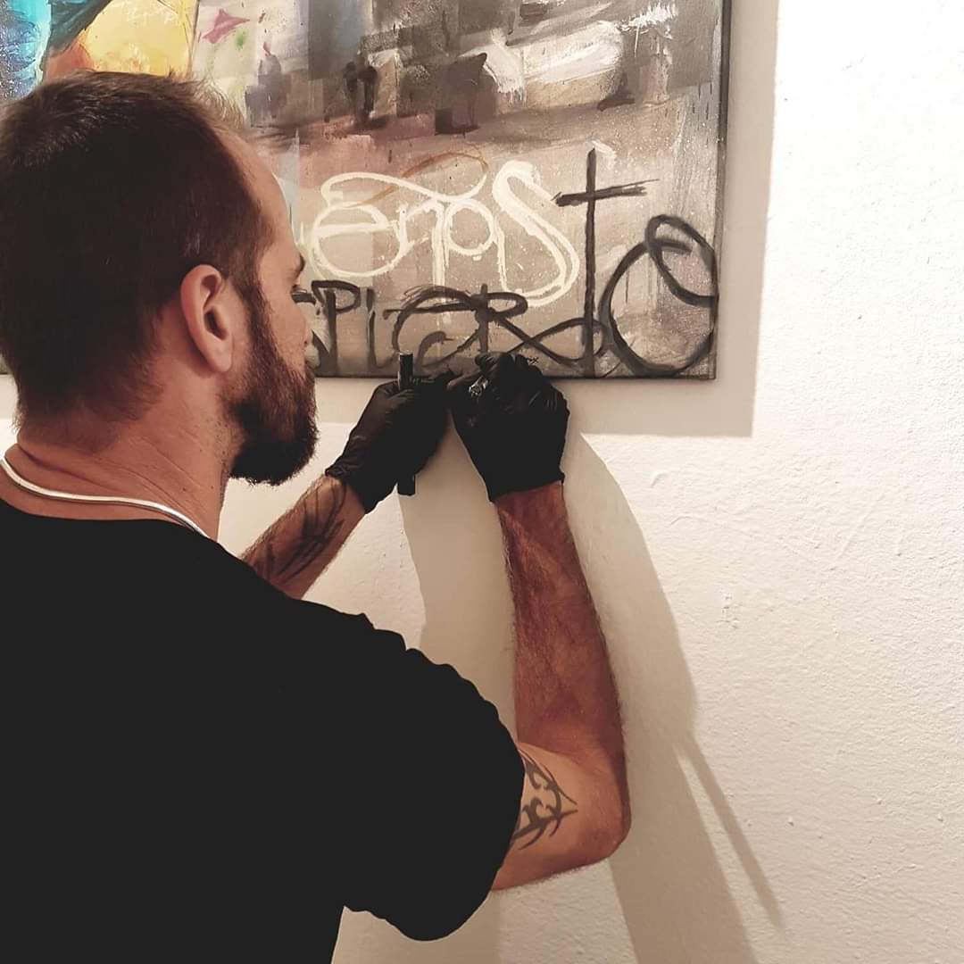 ninopinturas's tweet photo. Firmando las obras de mi nueva exposición “el sueño del barrio” en @MontanaGallery Inauguramos jueves 7  de noviembre a las 20:00h ¡¡un placer volver!! 
Recordad que estáis tod@s invitad@s!!! 
#elninodelaspinturas #elniñodelaspinturas #ljda #dts https://t.co/TuEbovf77c
