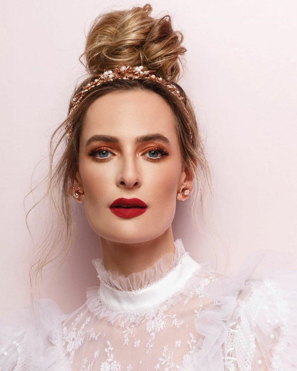 EtsyWeddingTeam's tweet photo. Amazing editorial publication in @wedluxe for our own team member @blairnadeau !😍 Shop this look: https://t.co/jdT4s4BWBE #weddingeditorial #modernbride #etsyweddingteam #etsywedding #handmade #couturebride https://t.co/HwjJlGbjzt