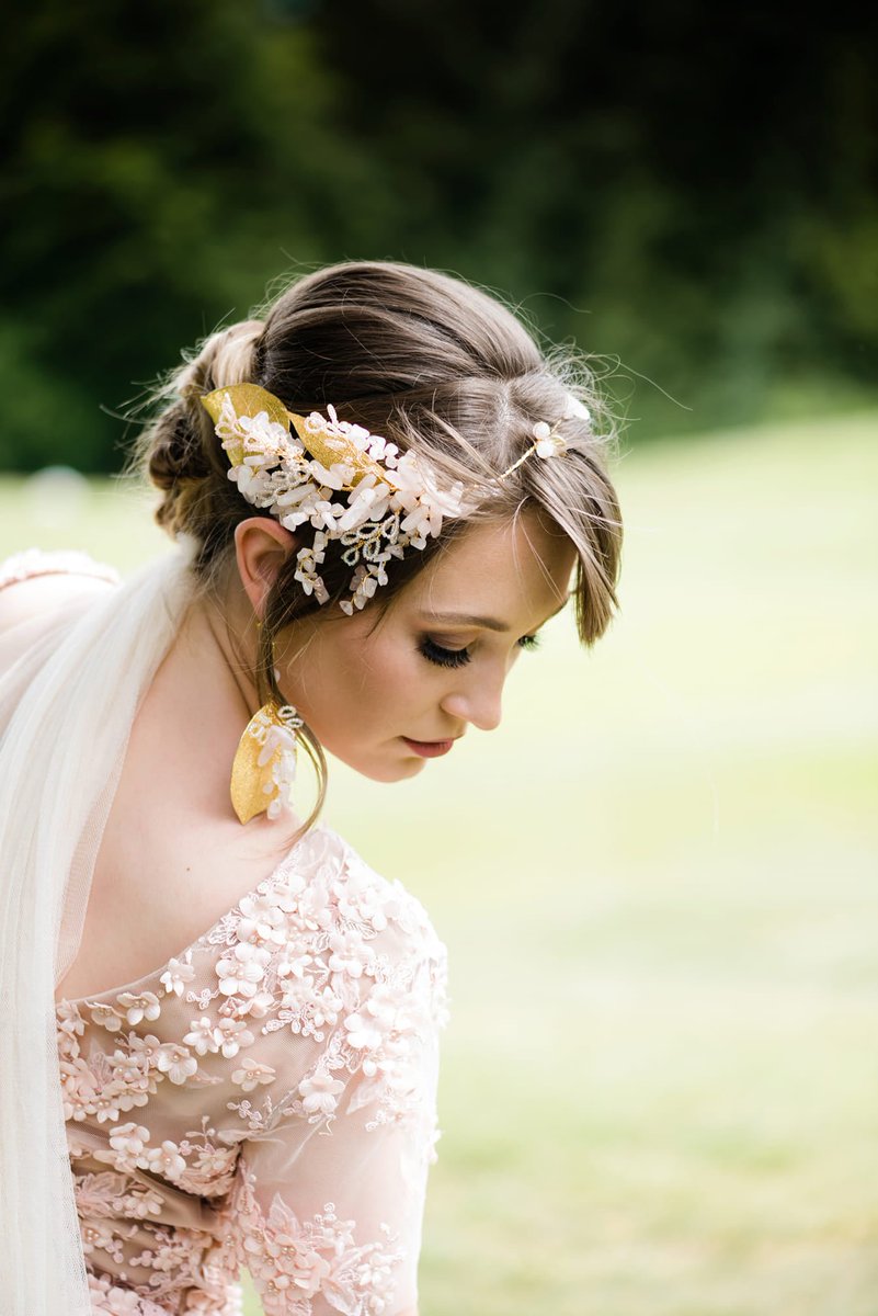 EtsyWeddingTeam's tweet photo. And while we are showing of our team members work, how about this amazing image from a recent editorial featuring the work of our own @hbweddinguk !🌟 Photo by Kat Antos-Lewis Photography | Shop this look: https://t.co/Unh2U8X1ZN | #weddingeditorial #bridalhair #effortlessbride https://t.co/iO38NTn7tc