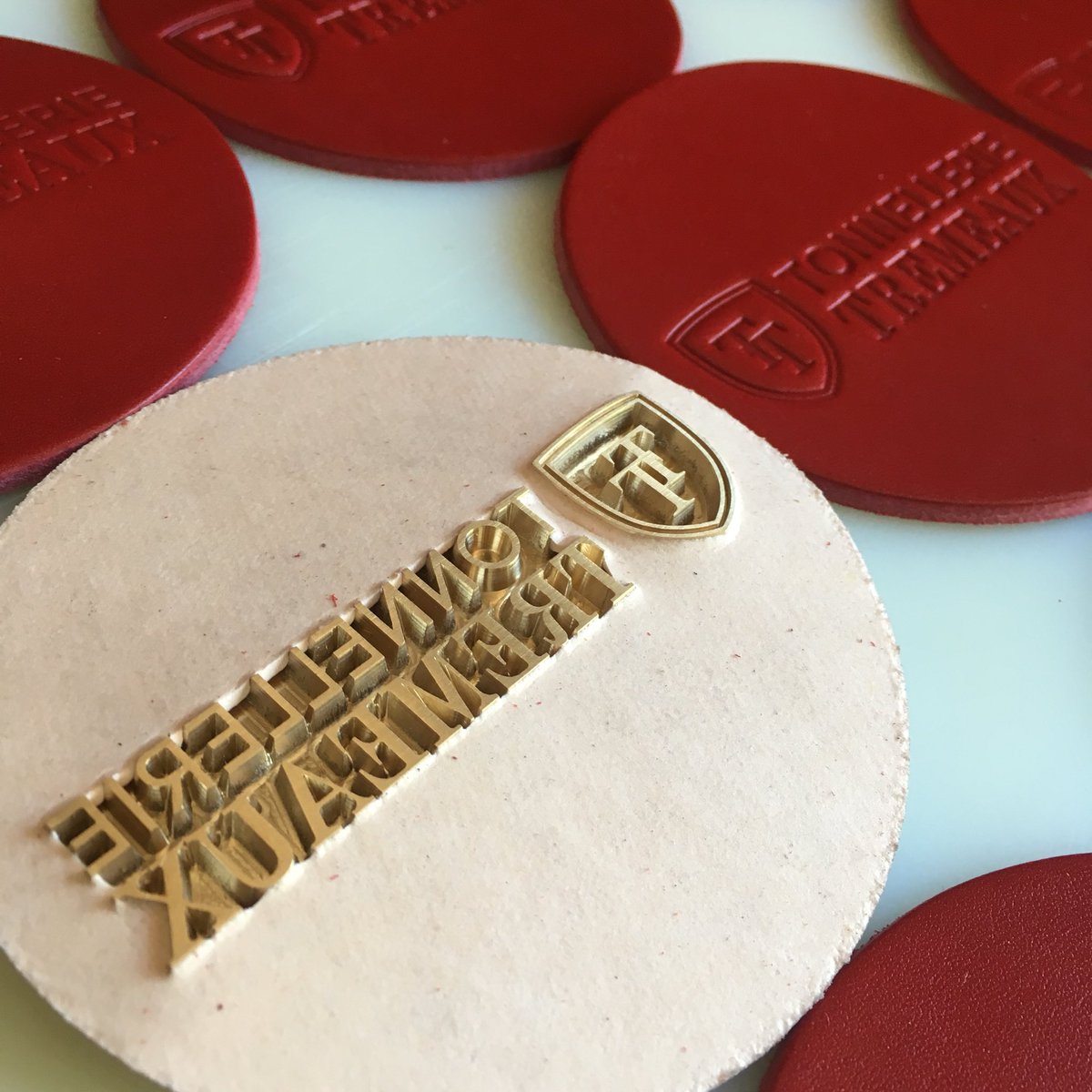 la_bouclee's tweet photo. @tonnellerie_tremeaux #tonneaux #labouclée #bourgogne #wine #accessories #leather #design #leatherdesign #madeinfrance #bicycle https://t.co/jQxyTBGrmM