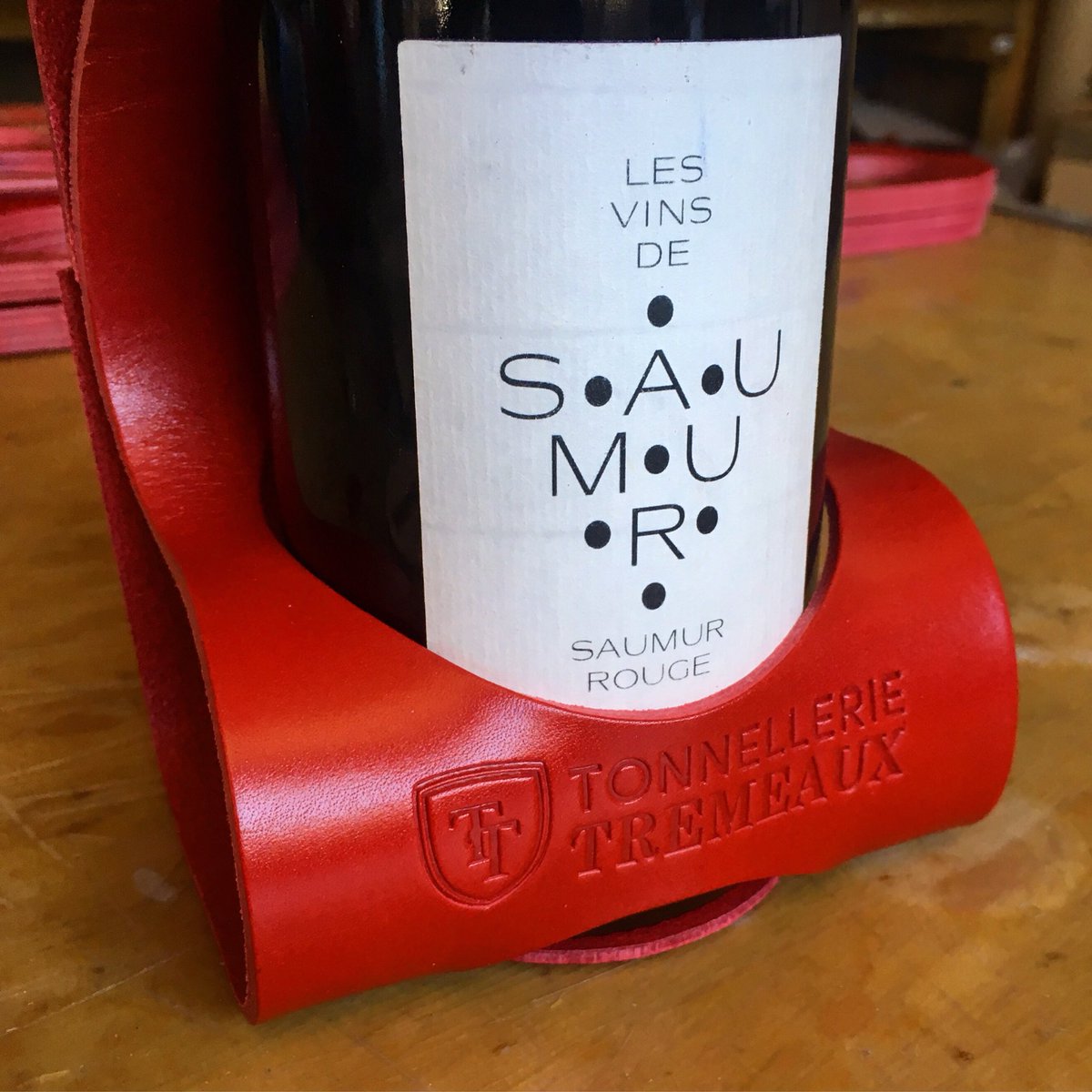 la_bouclee's tweet photo. @tonnellerie_tremeaux #tonneaux #labouclée #bourgogne #wine #accessories #leather #design #leatherdesign #madeinfrance #bicycle https://t.co/jQxyTBGrmM