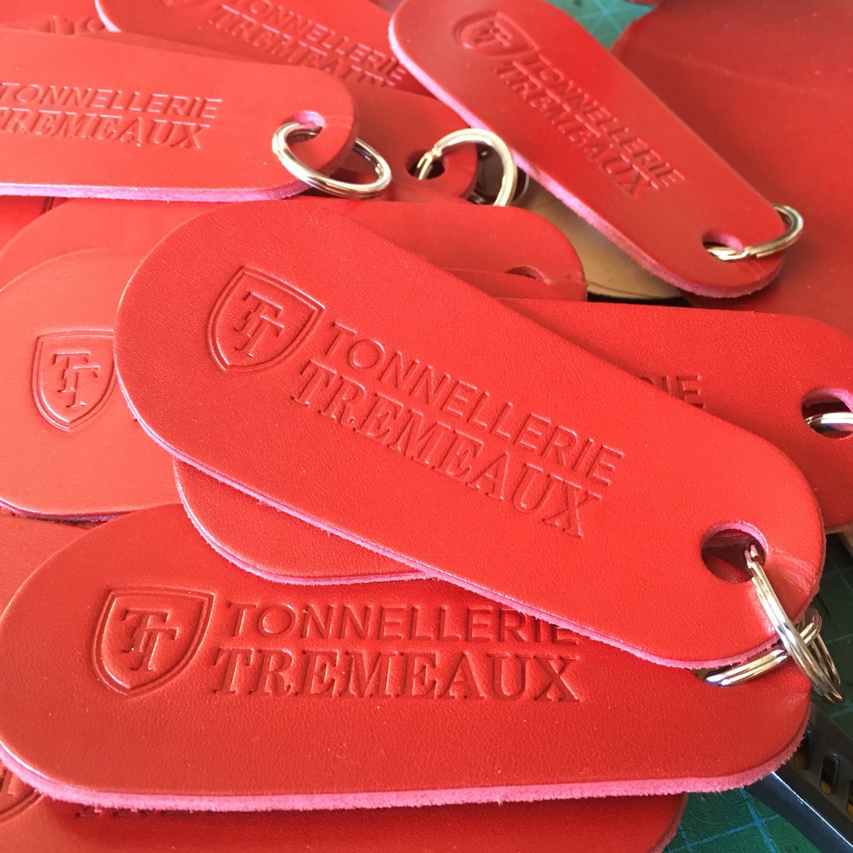 la_bouclee's tweet photo. @tonnellerie_tremeaux #tonneaux #labouclée #bourgogne #wine #accessories #leather #design #leatherdesign #madeinfrance #bicycle https://t.co/jQxyTBGrmM