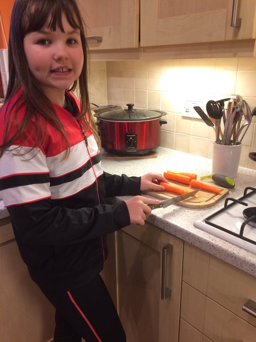 susancbrown73's tweet photo. @CarronP6 Lyndsay helping prepare homemade soup https://t.co/FYLFQGa4bN