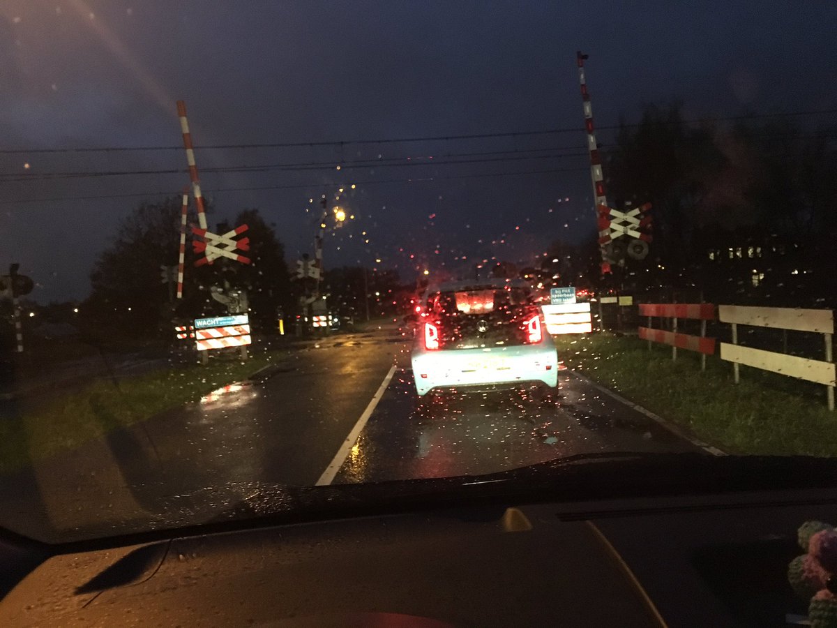 EefGroen's tweet photo. Nu sta ik zelfs al stil voor het spoor! #tolweg @gem_heemskerk #schieteensop #irritant https://t.co/xY1NnIeXS7