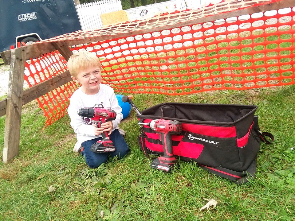 This little guy wanted a soccer net, so his dad took care of it! ⚽🥅👍 📷CREDS: Kyle Strange #powerbuilt #powerbuilttools #tools #powertools #drills #cordlessdrills #soccernet #thanksdad #dadsrule #goal #net #soccer #carpenters #carpentry #contractors