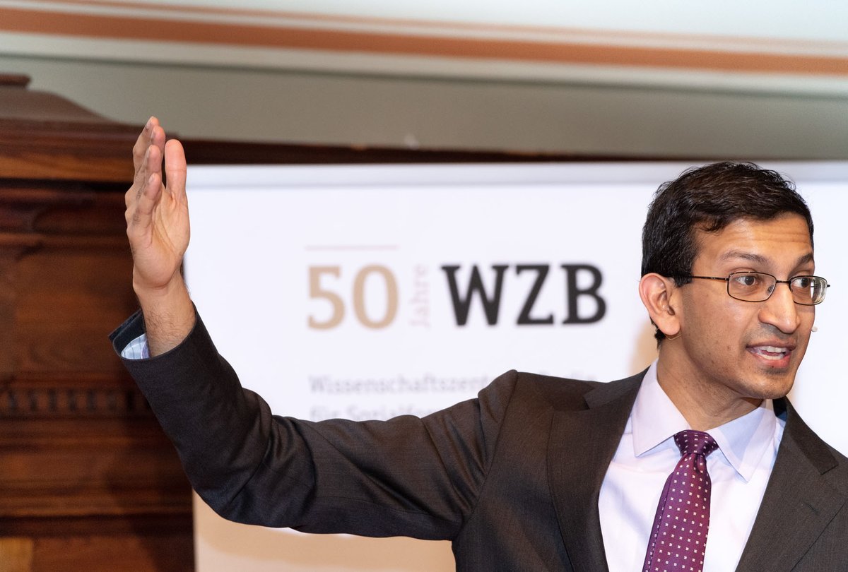 WZB_Berlin's tweet photo. We like to share some impressions of our today's #ASK19 #award ceremony with prize winner #RajChetty and journalist @SoniaMikich who delivered a wonderful laudation. #celebrating #socialsciences #50yearsWZB @OppInsights And thx to David Ausserhofer for taking the pictures https://t.co/pDvBJCKByG