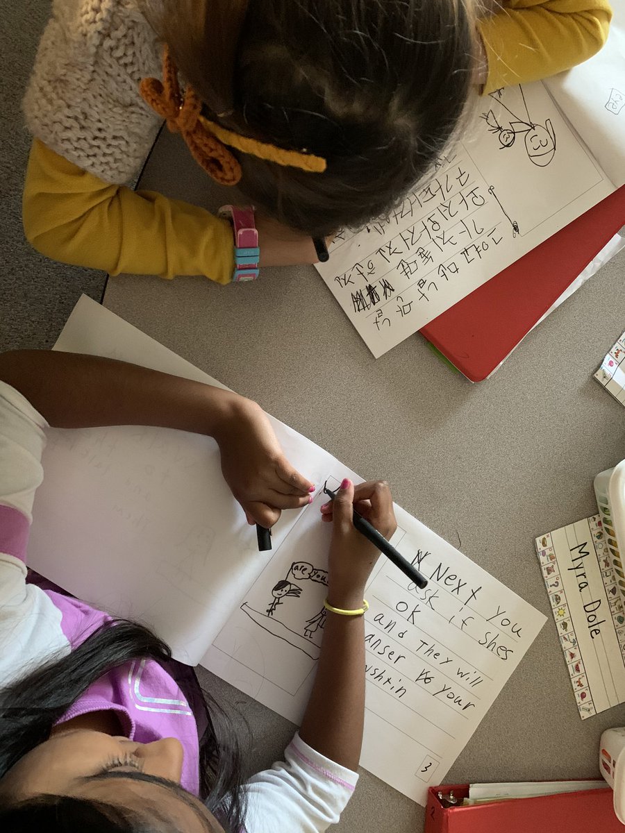 sglasser3's tweet photo. First graders write side-by-side...in two different languages! ❤️@ShalynFortuna @HamiltonHawks82 @troyschools https://t.co/fzjc2vJKRD
