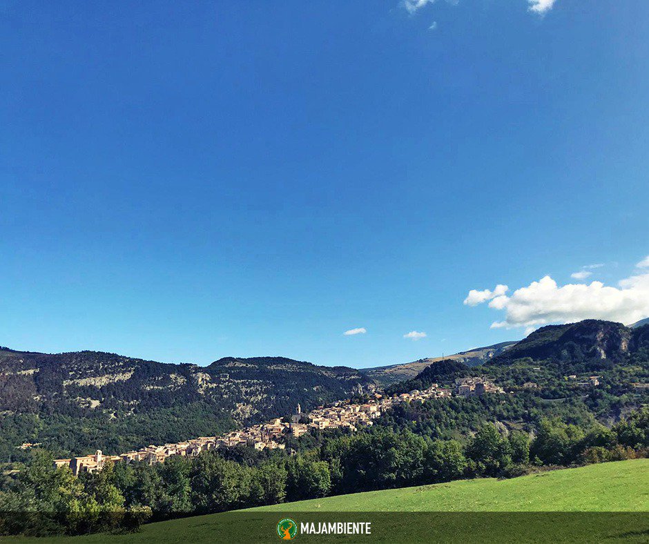 Majambiente's tweet photo. Un centro storico poggiato su uno sperone roccioso, con lo sguardo vigile sulle valli dell'#Orfento e dell'#Orta, con il #verde degli #alberi e l'azzurro del #cielo ad incorniciarlo.
Stiamo parlando di #CaramanicoTerme.

#VisitCaramanico
#VisitMajella 
#VisitAbruzzo https://t.co/DpF5lJwiQo