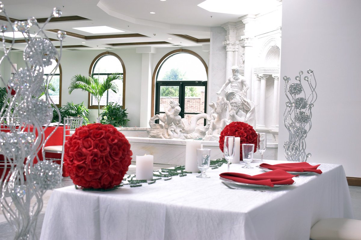 The Holidays are here and we hope to see you at the Trevi Fountain Ballroom this Holiday Season! 🎄🥂🎁 #Marriott #DeltaHotel #Holidays #Christmas #ChristmasParty #Banquet