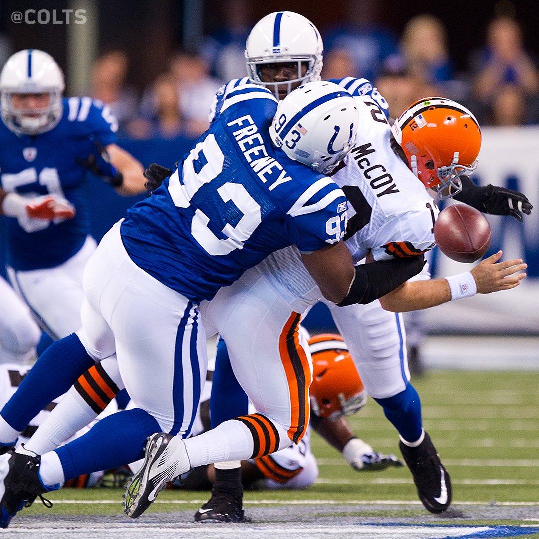 Colts's tweet photo. Happy @dwightfreeney Ring of Honor Week, everyone.

#ColtsROH https://t.co/36fWY5Wbg5