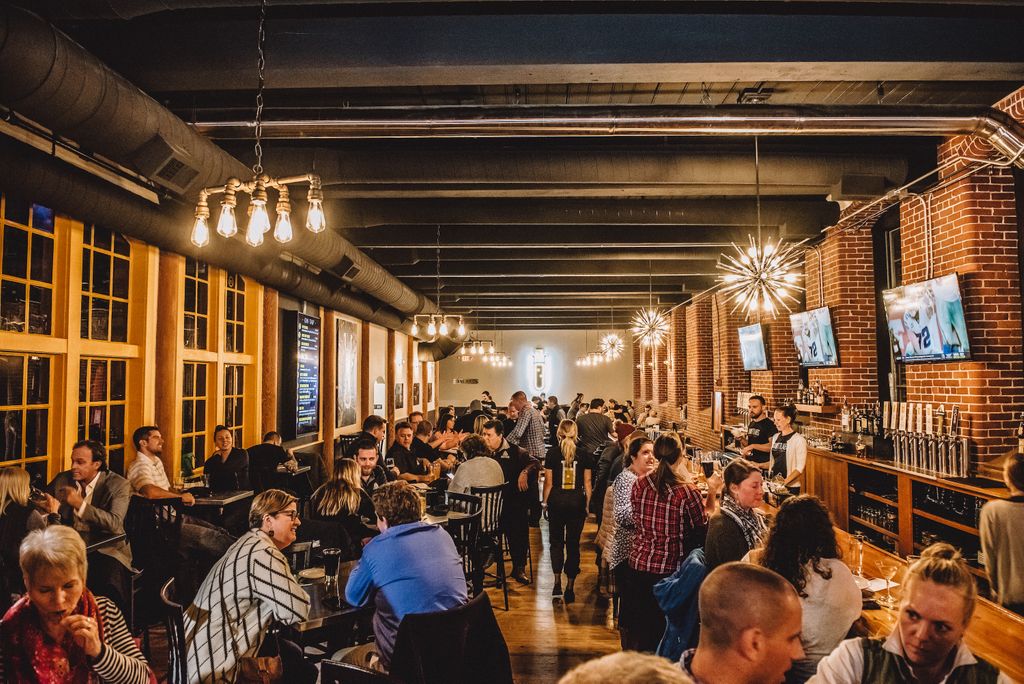 We hosted a little soft-opening party at our brand-new Dover location last night. The grand opening pops off tomorrow night at 5 ... see you there? <a href="/DoverSmuttlabs/">SmuttlabsDover</a> 🧪
.
.
#nhbeer #newhampshire #craftbeer #drinknh #drinklocal #makemineasmutty #beernews #smuttYum (📸