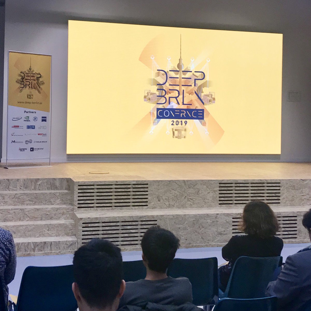 UseTreeBerlin's tweet photo. Wir sind #heute bei #deepberlin und freuen uns auf die pitches im Bereich #Mobility! #ai_berlin #startups #drivery #YourUserExperiencePartner https://t.co/zI40HQhxr2