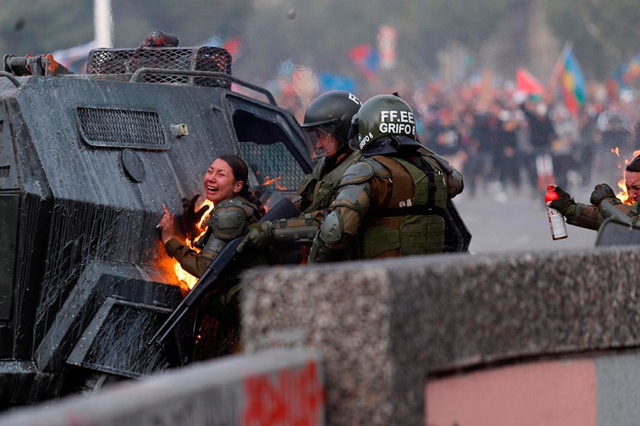 latercera's tweet photo. 🔴#LaTerceraPM | Columna de 
@crvalenzuela: El que no salta es paco. "Antes que una nueva Constitución, una agenda social o el consenso sobre las reformas estructurales del Gobierno, lo que Chile necesita es orden público en las calles"  https://t.co/XOQhWYcqyh https://t.co/tWcclwINHs