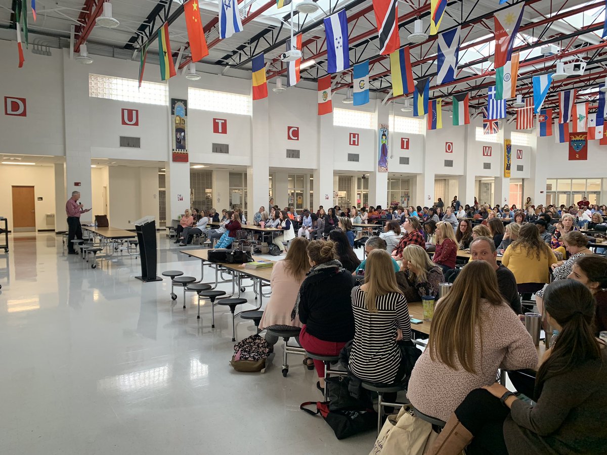 lisa_orr's tweet image. Another captivating audience of PreK-1st grade teachers at DHS learning and laughing with Lester Laminack! #HCSExpectExceptionalLearning