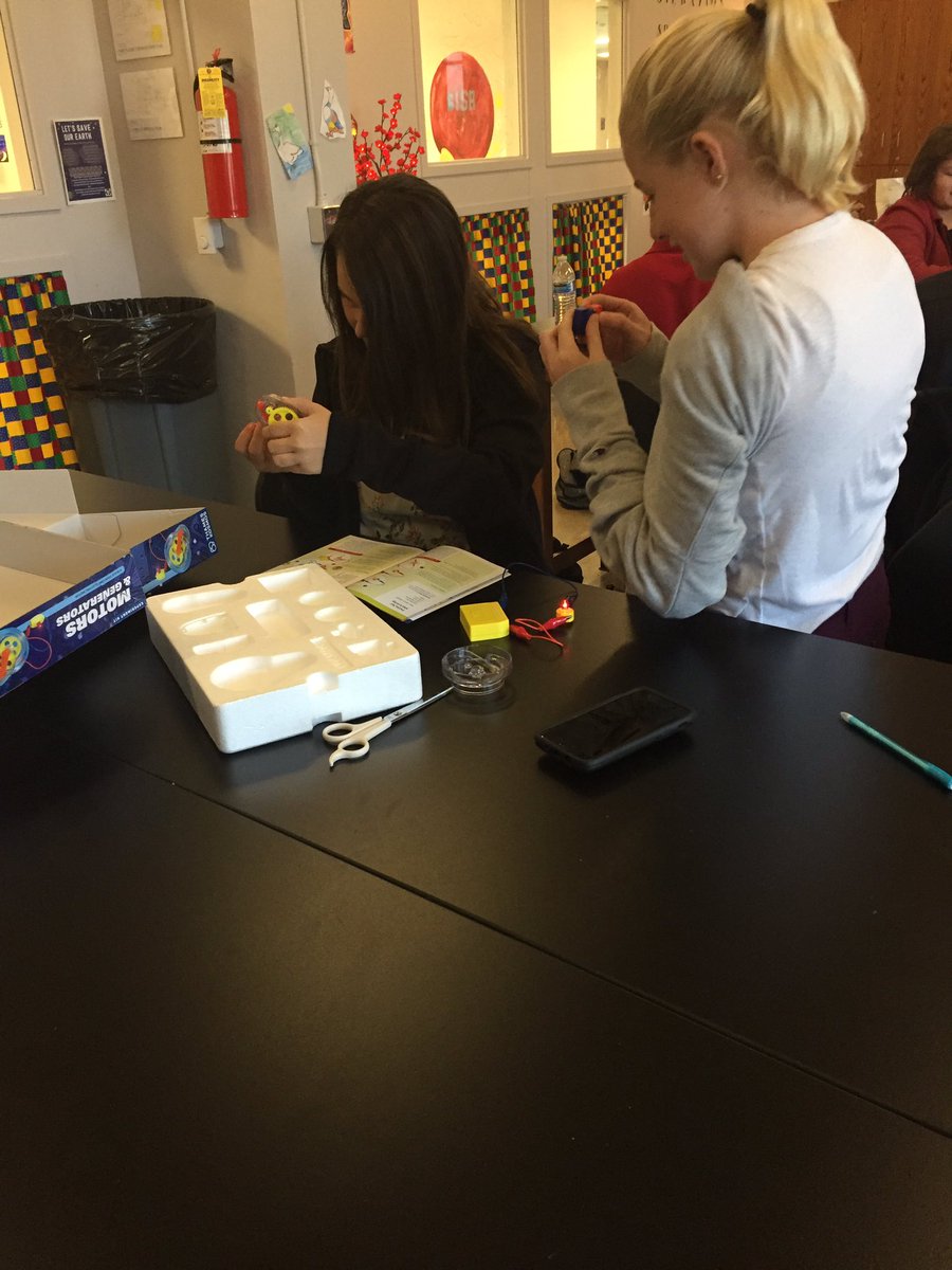 KKeriazes's tweet photo. Exploring motors and generators today @GIMiddleSchool in #GISAscience8! https://t.co/YCNajz79GJ