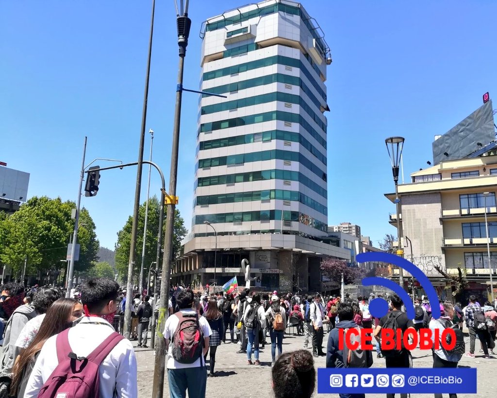ICEBiobio's tweet photo. #Concepción O'Higgins con Tucapel caja los Andes bomberos trabaja en tercer piso por principio de incendio, situación ya estaría controlada https://t.co/YtMWTUvBMc