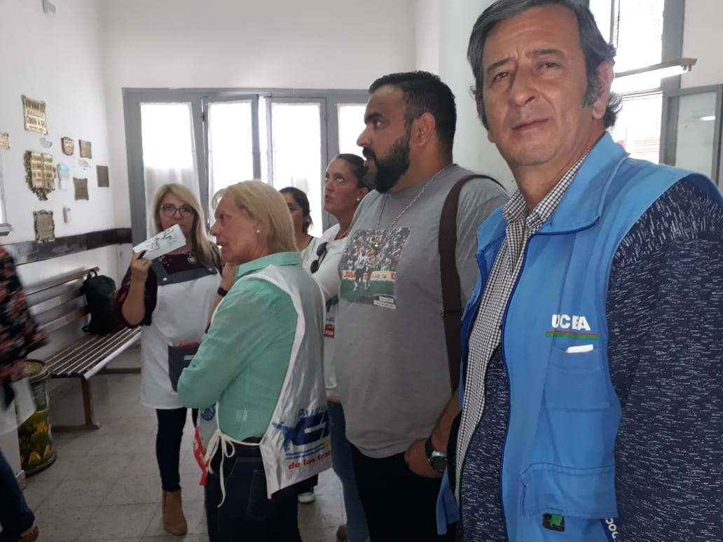 FEBPilar's tweet photo. Como FUD estamos en la primaria 1 por la situacion de conflicto. Servicio suspendido por riesgo edilicio. Los chicos a la casa pero los docentes adentro? 
Escuelas seguras para todos! https://t.co/FsC5xq4QeI