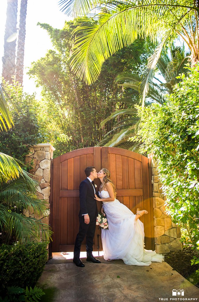 GT_Estate's tweet photo. Looks like Lorry &amp; Vincent found some of our secret photo spots. We have a ton all around the #beverlymansion gardens.

🎶 #thegroovedjs
🍰 #eleganceondisplay
📷 @truephotography 
💐 @bluebellflorals 

#louboutin #weddingplanning #weddingcake #weddinginspo https://t.co/1mBv4lQHcT