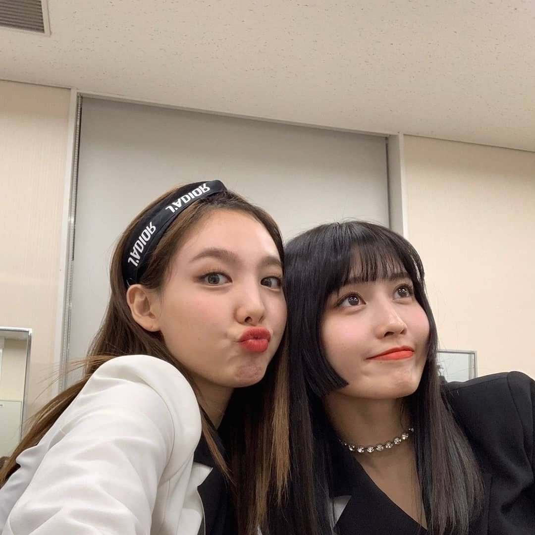 Momo and nayeon. момо и наен. твайс момо сана и наён. момо и наен. Momo and nayeon.
