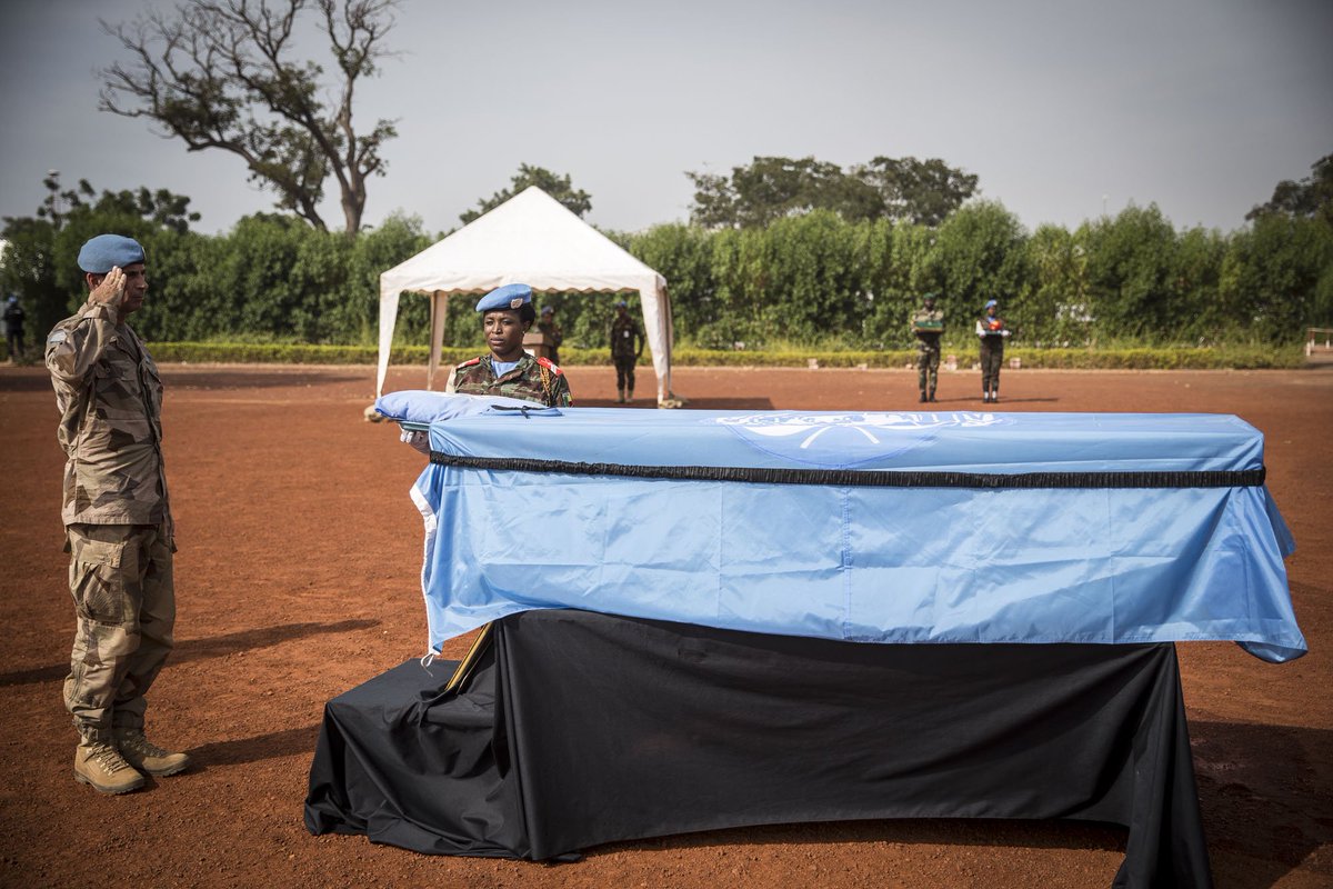 UN_MINUSMA's tweet photo. Ce matin a eu lieu, au QG de la MINUSMA, la cérémonie d’adieux au Caporal Sedewuignan Kossi Agounwadje du contingent #togo-lais 🇹🇬. Le Caporal Agounwadje faisait partie des #Casquesbleus de la base temporaire d’opération, installée aux environs de #Bandiagara (région de #Mopti). https://t.co/w3MQhlTeXw