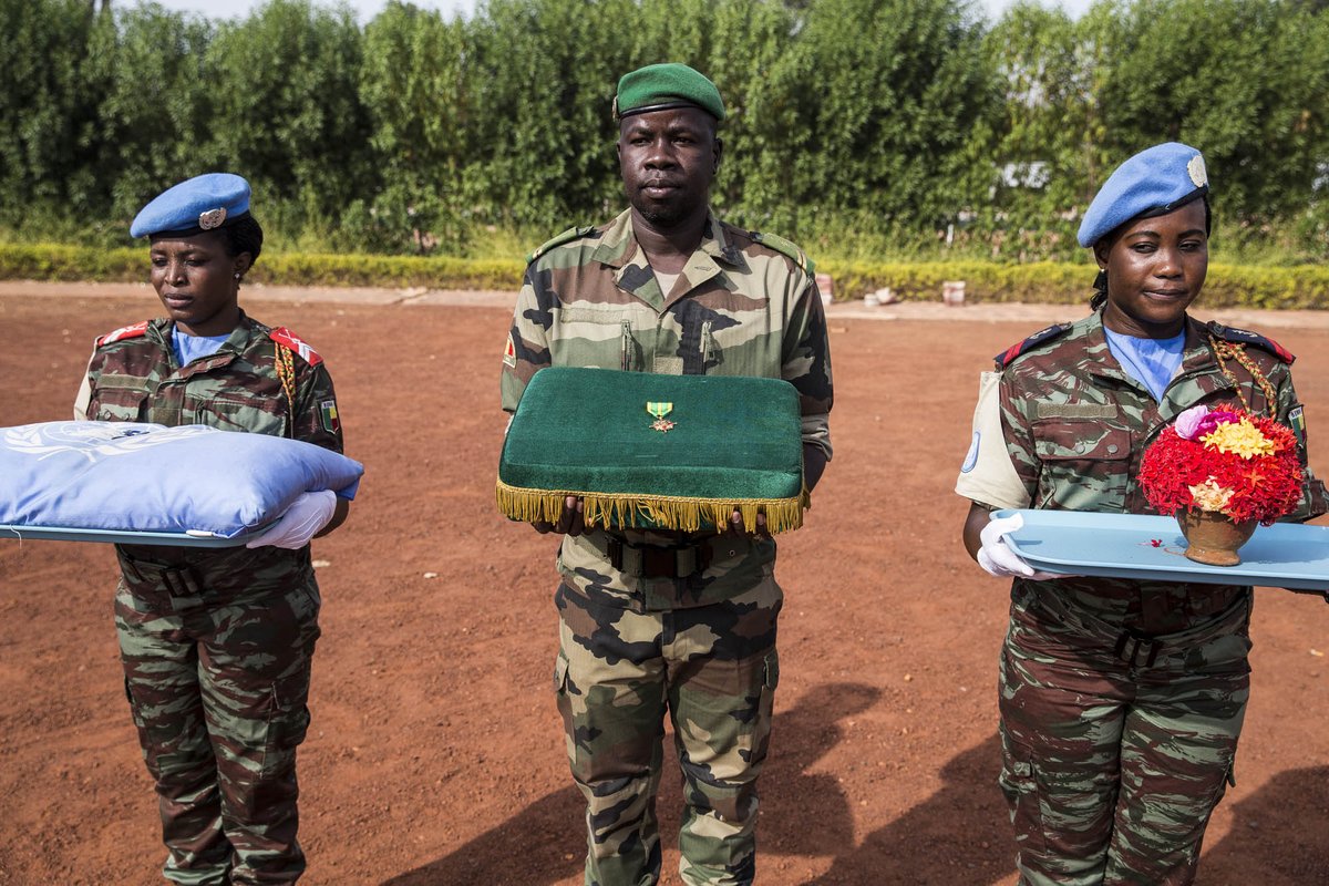 UN_MINUSMA's tweet photo. Ce matin a eu lieu, au QG de la MINUSMA, la cérémonie d’adieux au Caporal Sedewuignan Kossi Agounwadje du contingent #togo-lais 🇹🇬. Le Caporal Agounwadje faisait partie des #Casquesbleus de la base temporaire d’opération, installée aux environs de #Bandiagara (région de #Mopti). https://t.co/w3MQhlTeXw