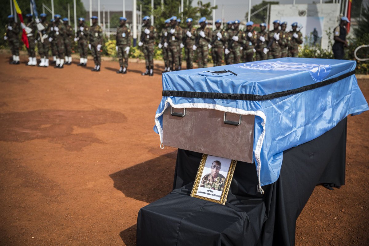 UN_MINUSMA's tweet photo. Ce matin a eu lieu, au QG de la MINUSMA, la cérémonie d’adieux au Caporal Sedewuignan Kossi Agounwadje du contingent #togo-lais 🇹🇬. Le Caporal Agounwadje faisait partie des #Casquesbleus de la base temporaire d’opération, installée aux environs de #Bandiagara (région de #Mopti). https://t.co/w3MQhlTeXw