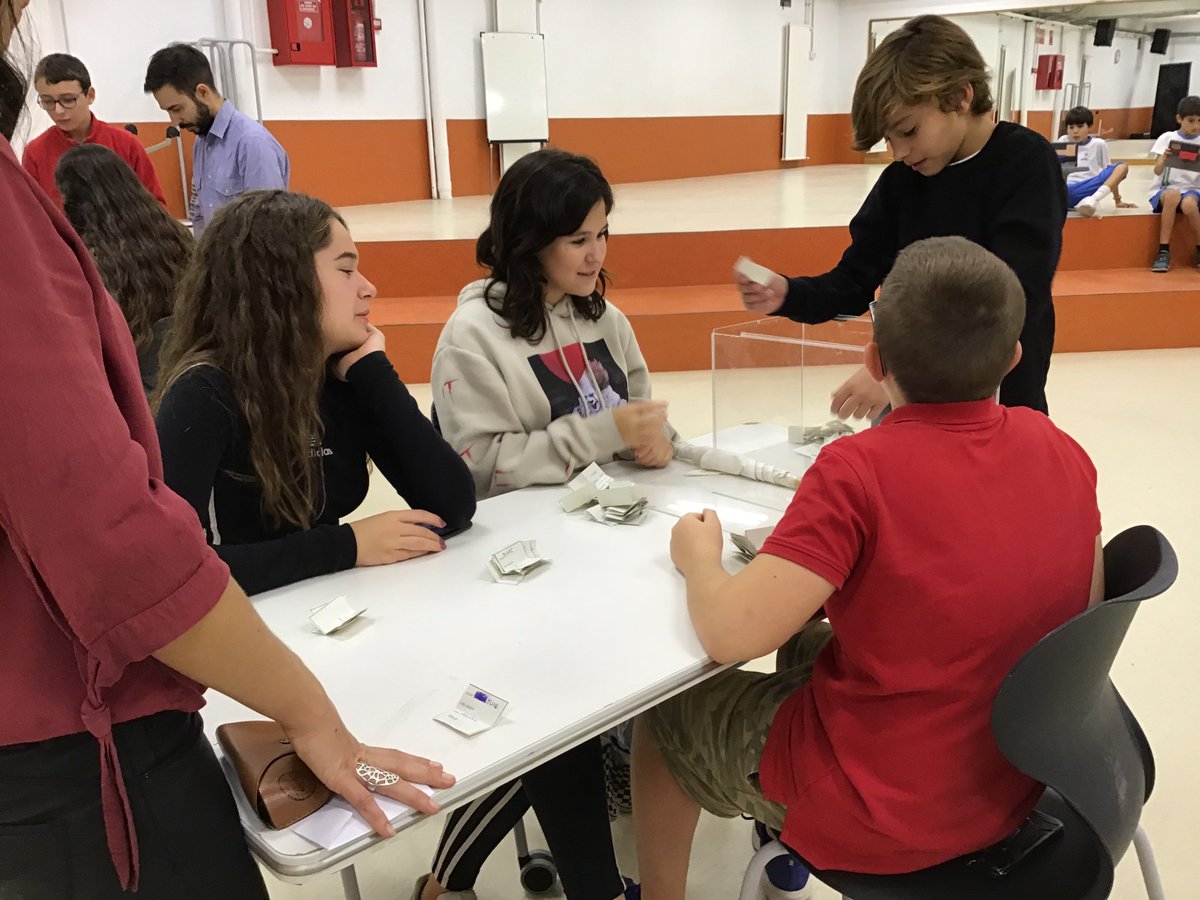 GarbiPereVerges's tweet photo. L'escrutini de les #eleccions a #CapsGeneralsdeColor s'ha fet a les 11h a l'#Àgora i hi han assistit els alumnes d’EP de la mesa (Cònsol i responsables del noticiari), els Candidats i els Caps de Color.
A les 15.30 es farà la proclamació dels Caps Generals de Color al #Menjador. https://t.co/fPe9EguN11