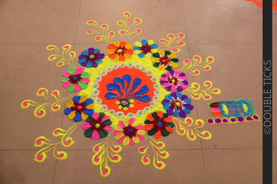Cosmos_Siliguri's tweet photo. Amazing Rangoli creation by some of our Participants and we thank them for their participation to make our effort more successful, we also congratulate Megha Agarwal for securing 1st place &amp; winning the Rangoli Festival 2019.
#KhabarSamay #DoubleTicks #BrightAcademy #CosmosMall https://t.co/Rzcd3YrTD0