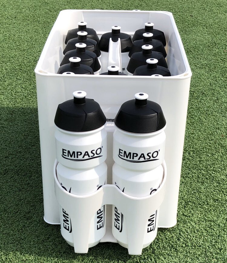BidonTeamKrat's tweet photo. Binnenkort is ie beschikbaar: de nieuwe DuoBidonHouder in wit, zwart en blauw, zodat je je #TeamKrat kunt gebruiken voor 14 of 16 herbruikbare water bidons.😄👍🏻

#empaso #kraanwater #nieuw #CHEAJA #voetbal #hockey #ucl https://t.co/5PaWHAV3pT