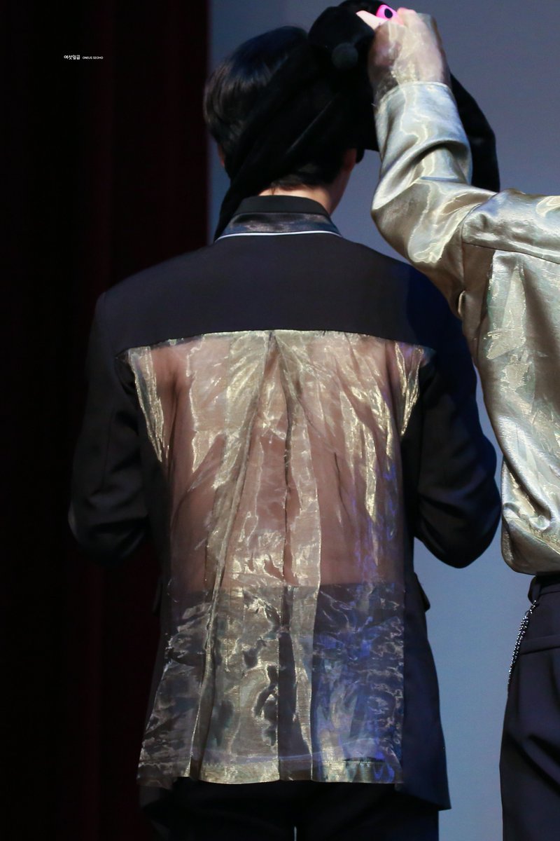 191026 CTS아트홀

자기 팔뚝 다 보이는것도 모르고 친절하게 서호 등짝 보여주는 건학이ꉂꉂ(ᵔᗜᵔ*)

#ONEUS #원어스 #이서호 #서호