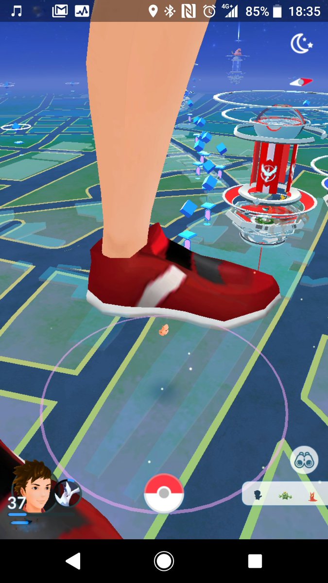 17sito's tweet photo. ポケモンGOのプレイヤーが巨大化w https://t.co/D0BCrUg2v0